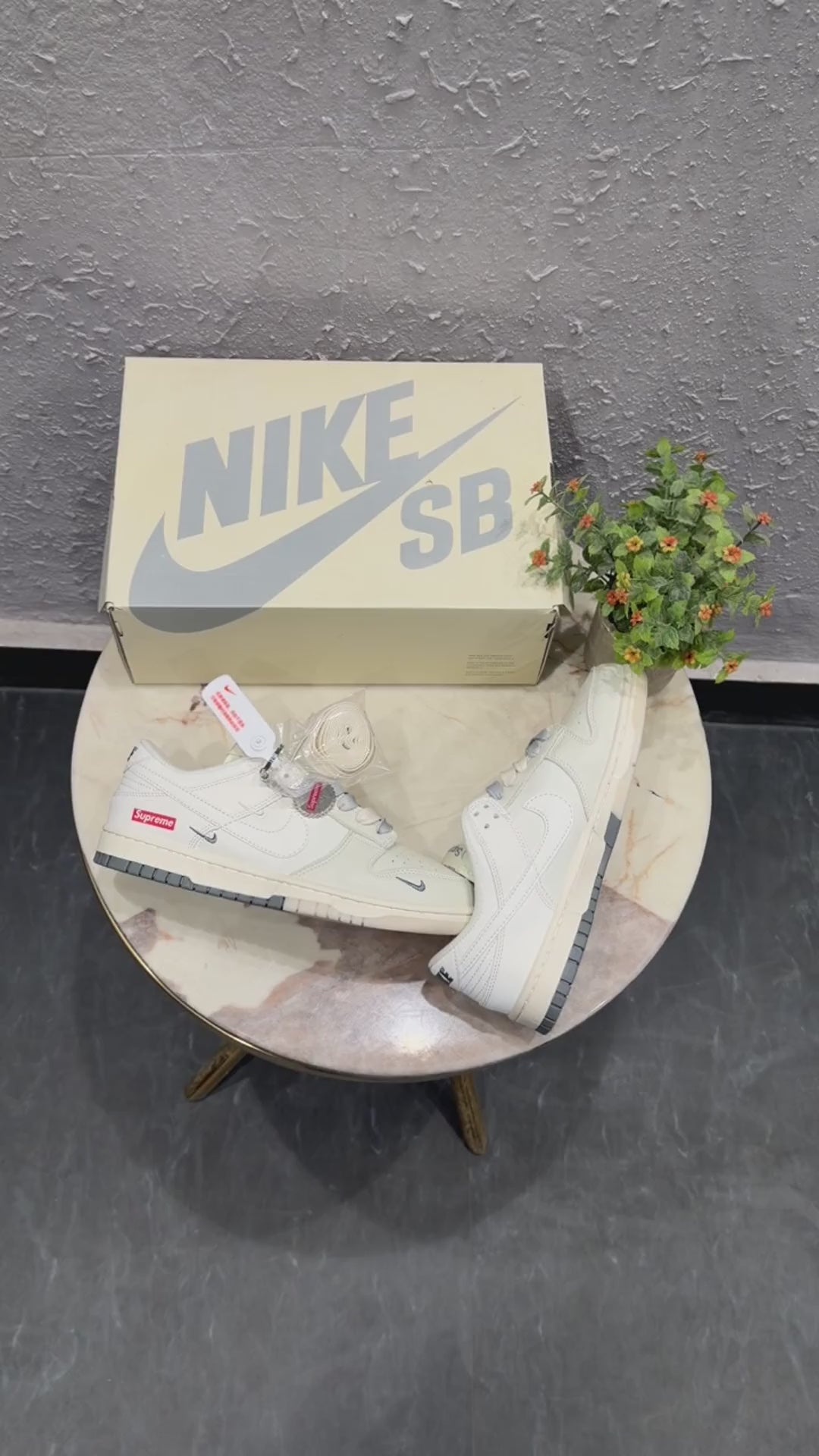 NIKE SB DUNK X SUPREME WHITE GREY DOUBLE COLOR SOLE