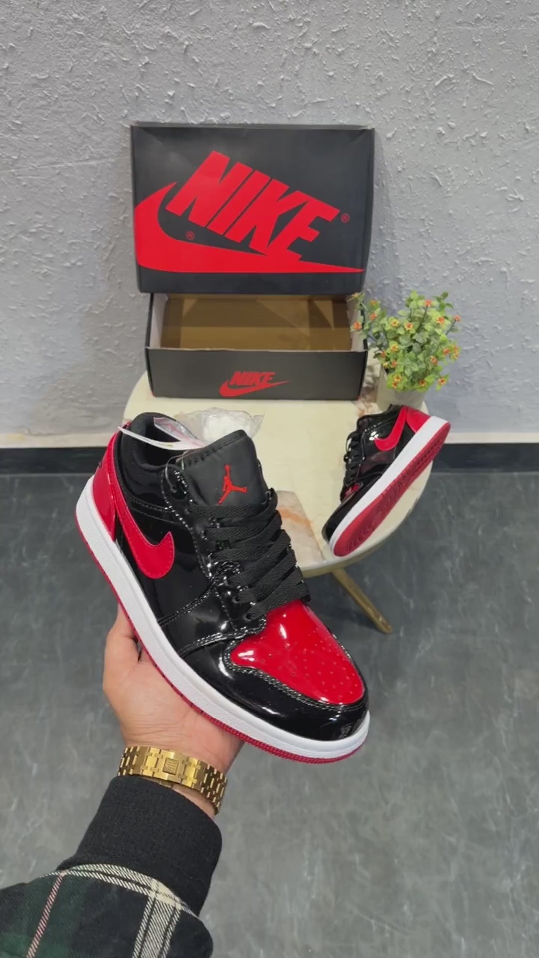 AIR JORDANS RETRO 1 LOWPATENT BRED