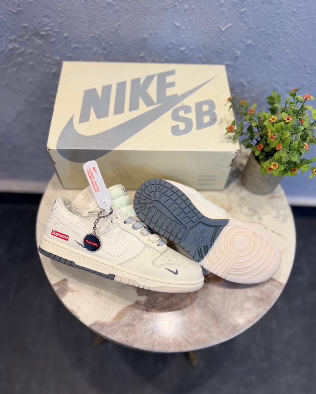 NIKE SB DUNK X SUPREME WHITE GREY DOUBLE COLOR SOLE