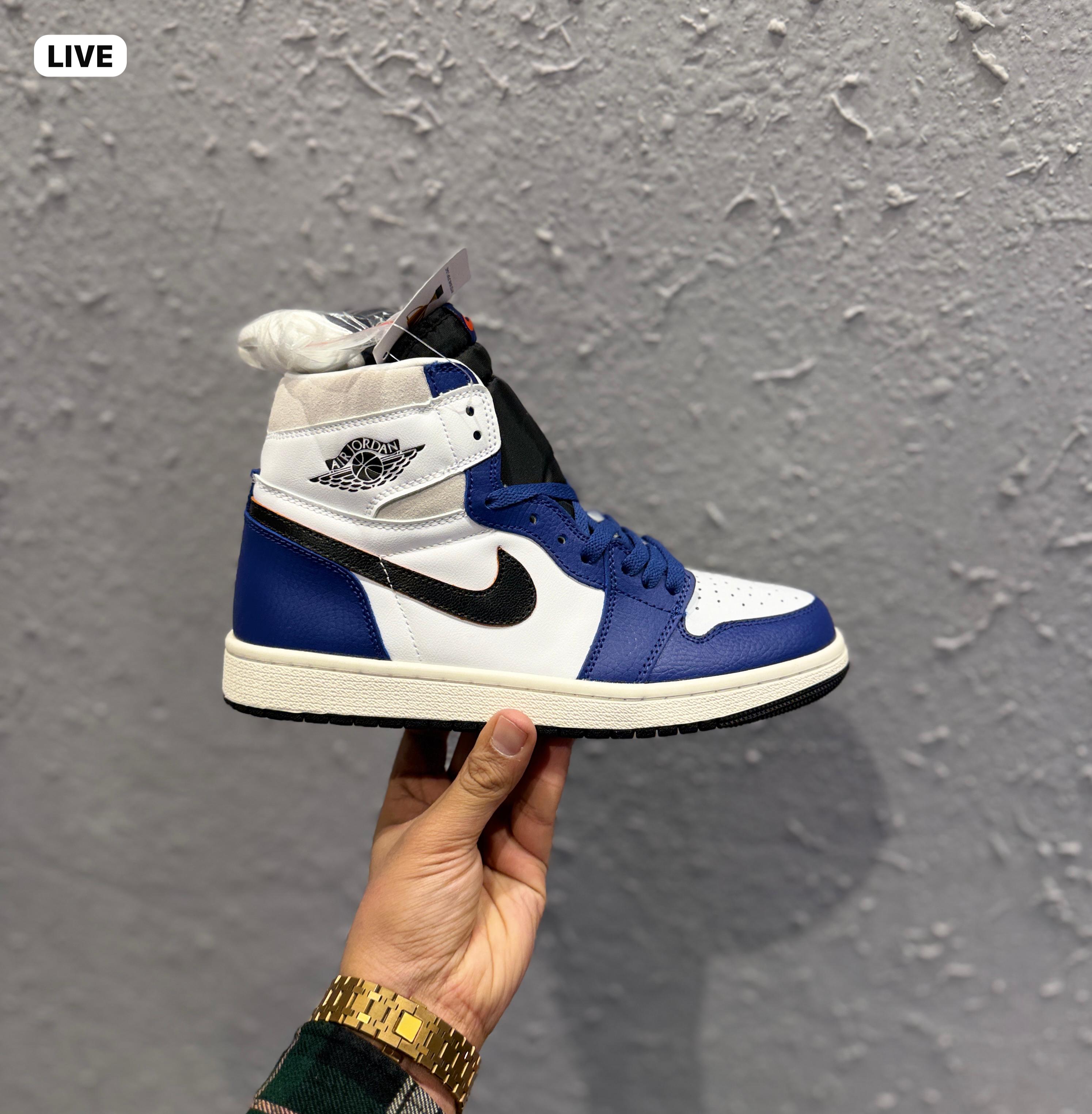AIR JORDANS RETRO 1 MID RARE AIR ROYALE