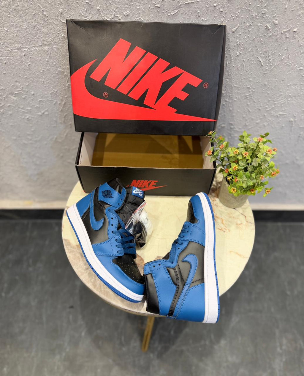 AIR JORDANS RETRO 1 HIGH MARINE BLUE