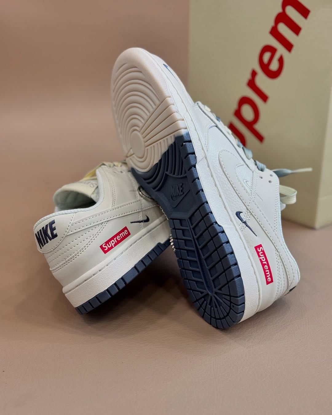 NIKE SB DUNK X SUPREME WHITE GREY DOUBLE COLOR SOLE