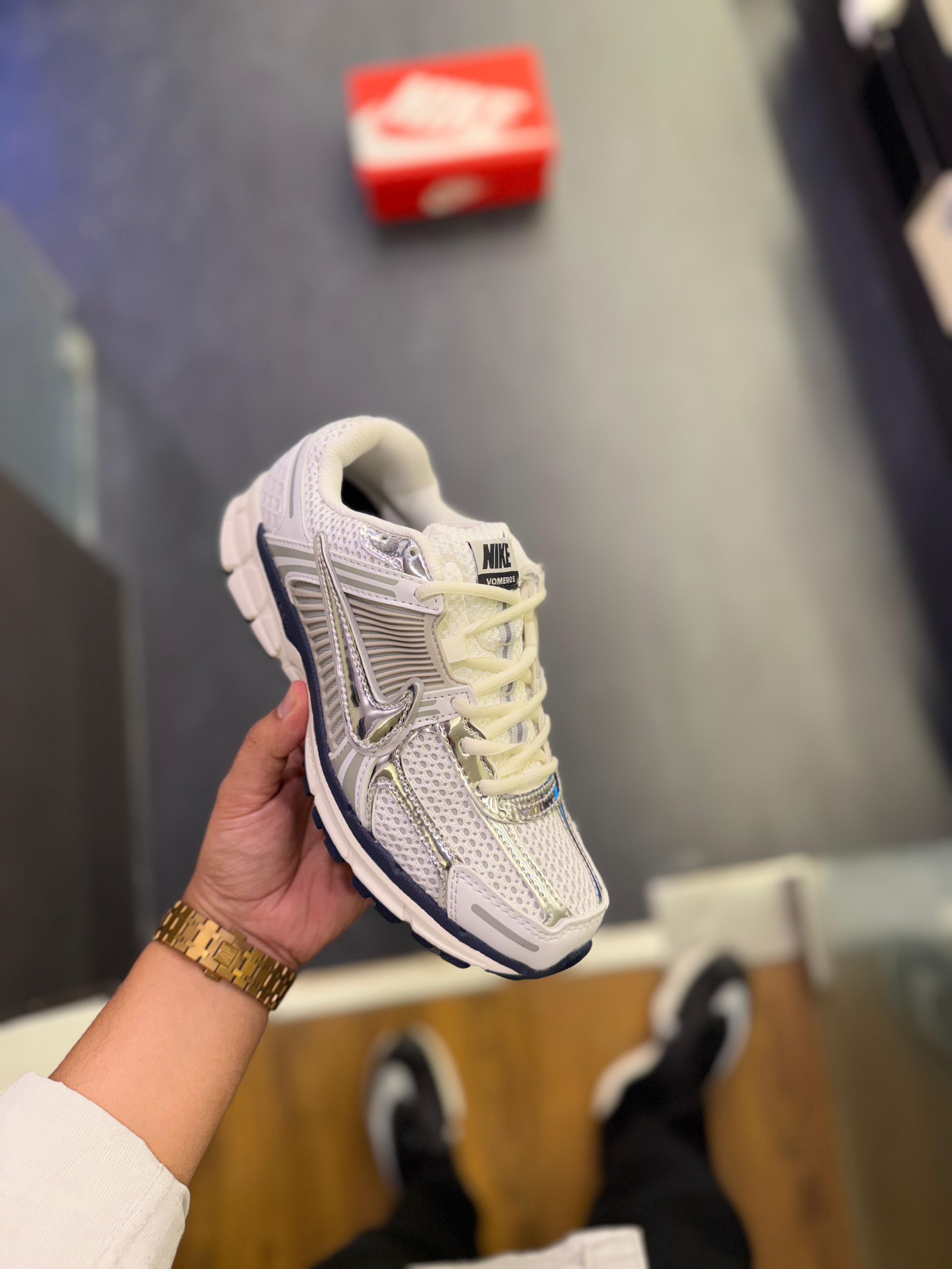 Greyhut-NIKE ZOOM VOMERO PHOTON DUST