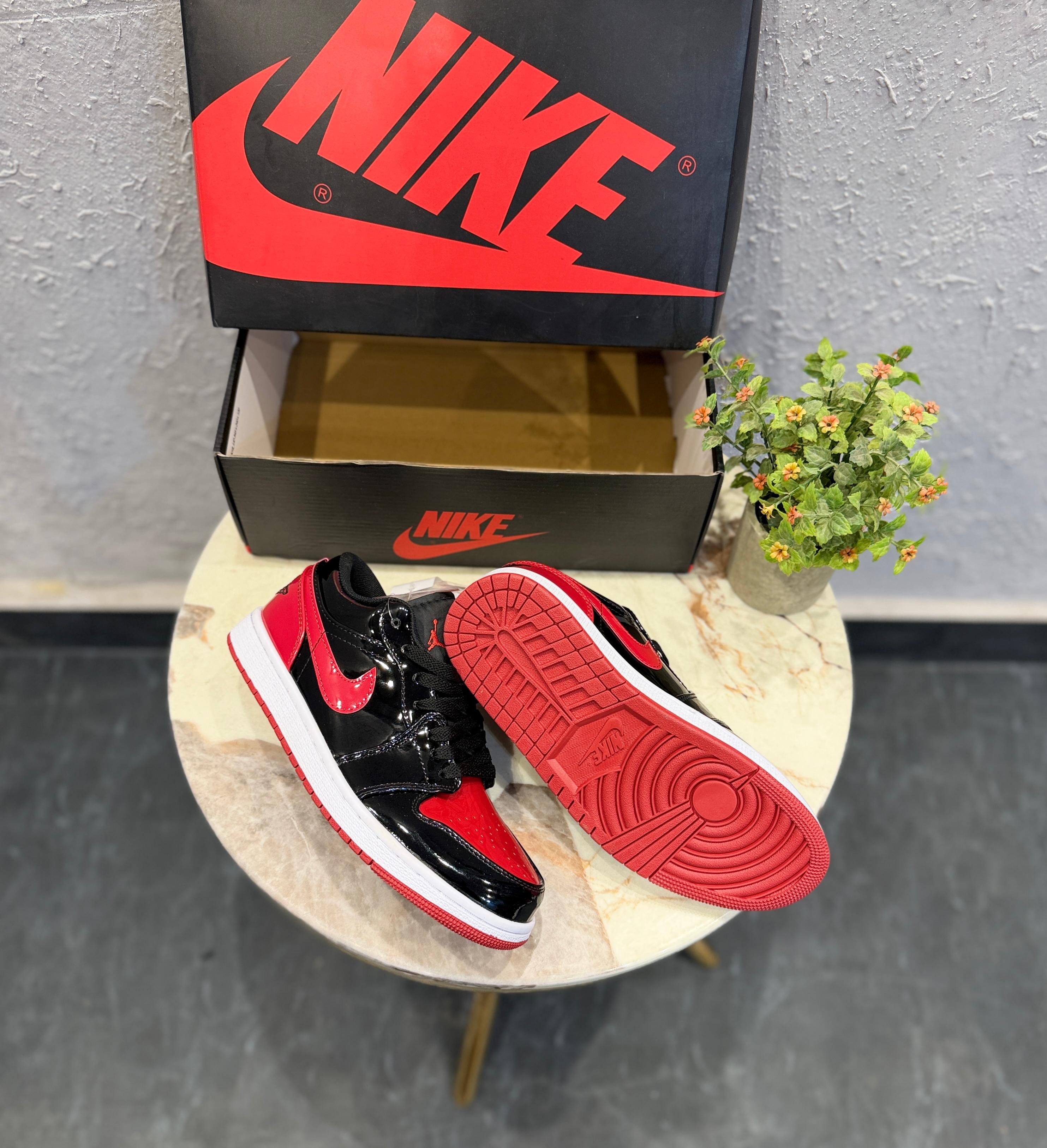 AIR JORDANS RETRO 1 LOWPATENT BRED