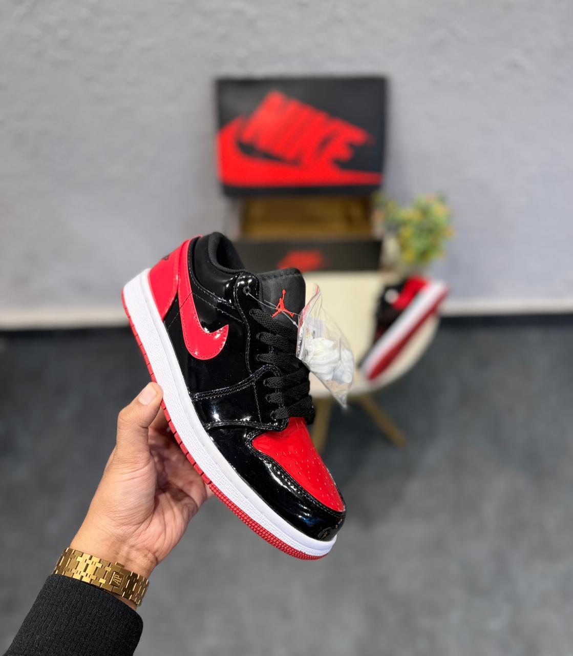 AIR JORDANS RETRO 1 LOWPATENT BRED