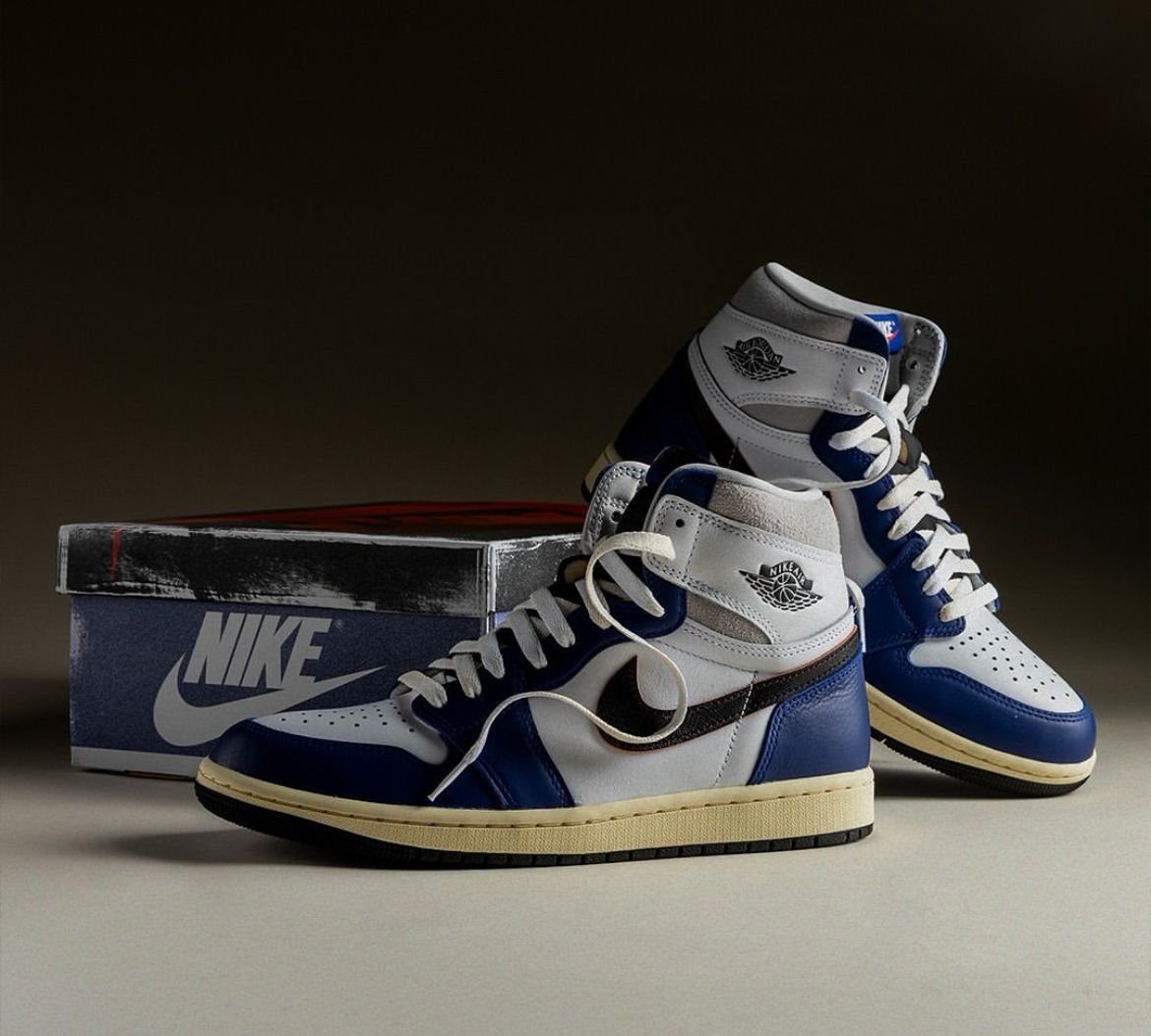 AIR JORDANS RETRO 1 MID RARE AIR ROYALE