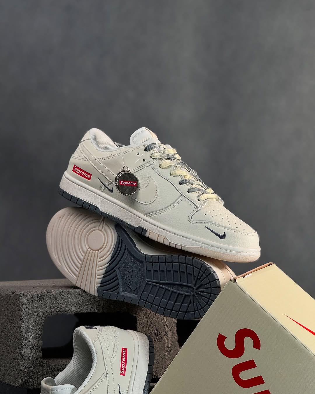 NIKE SB DUNK X SUPREME WHITE GREY DOUBLE COLOR SOLE
