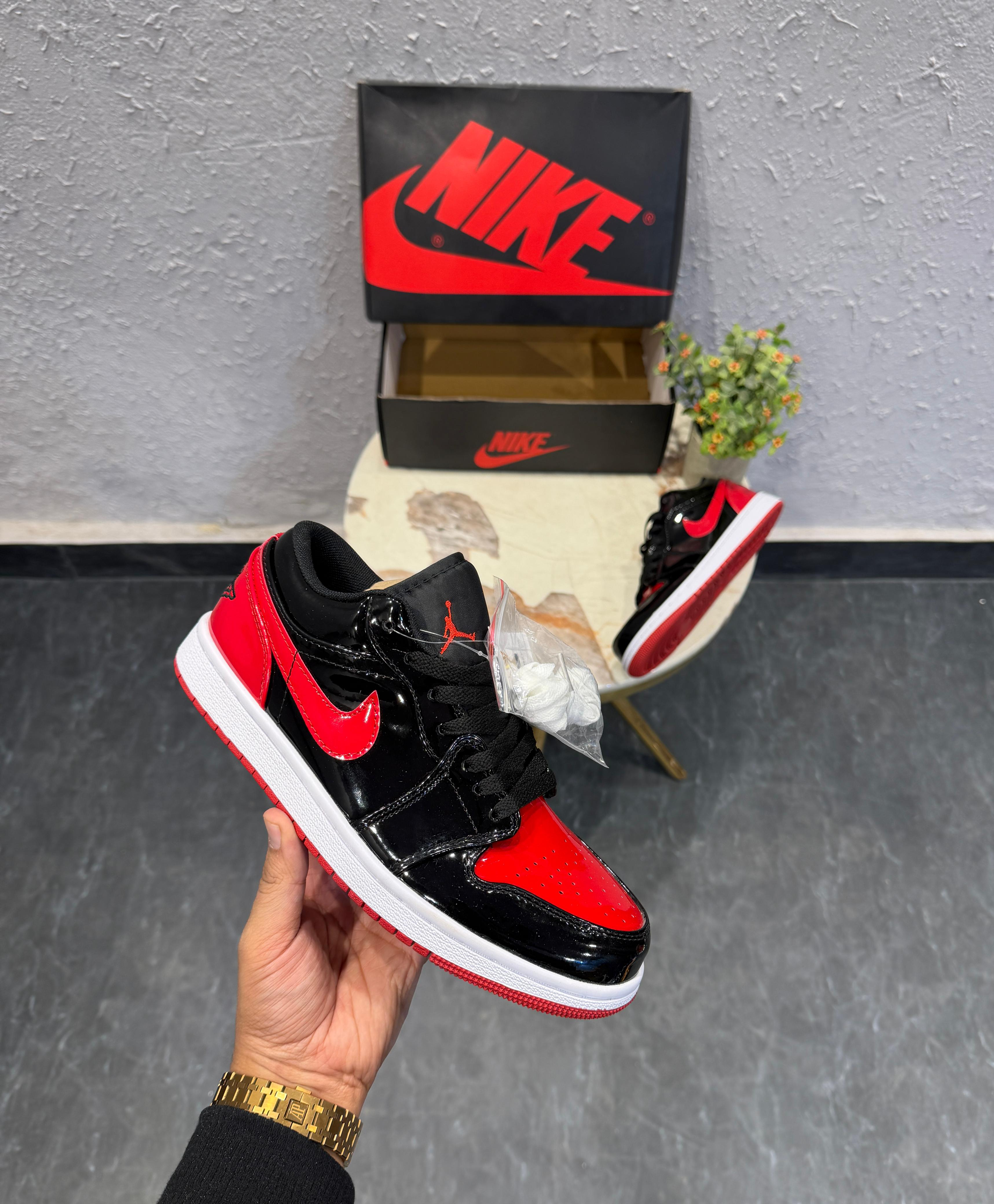 AIR JORDANS RETRO 1 LOWPATENT BRED