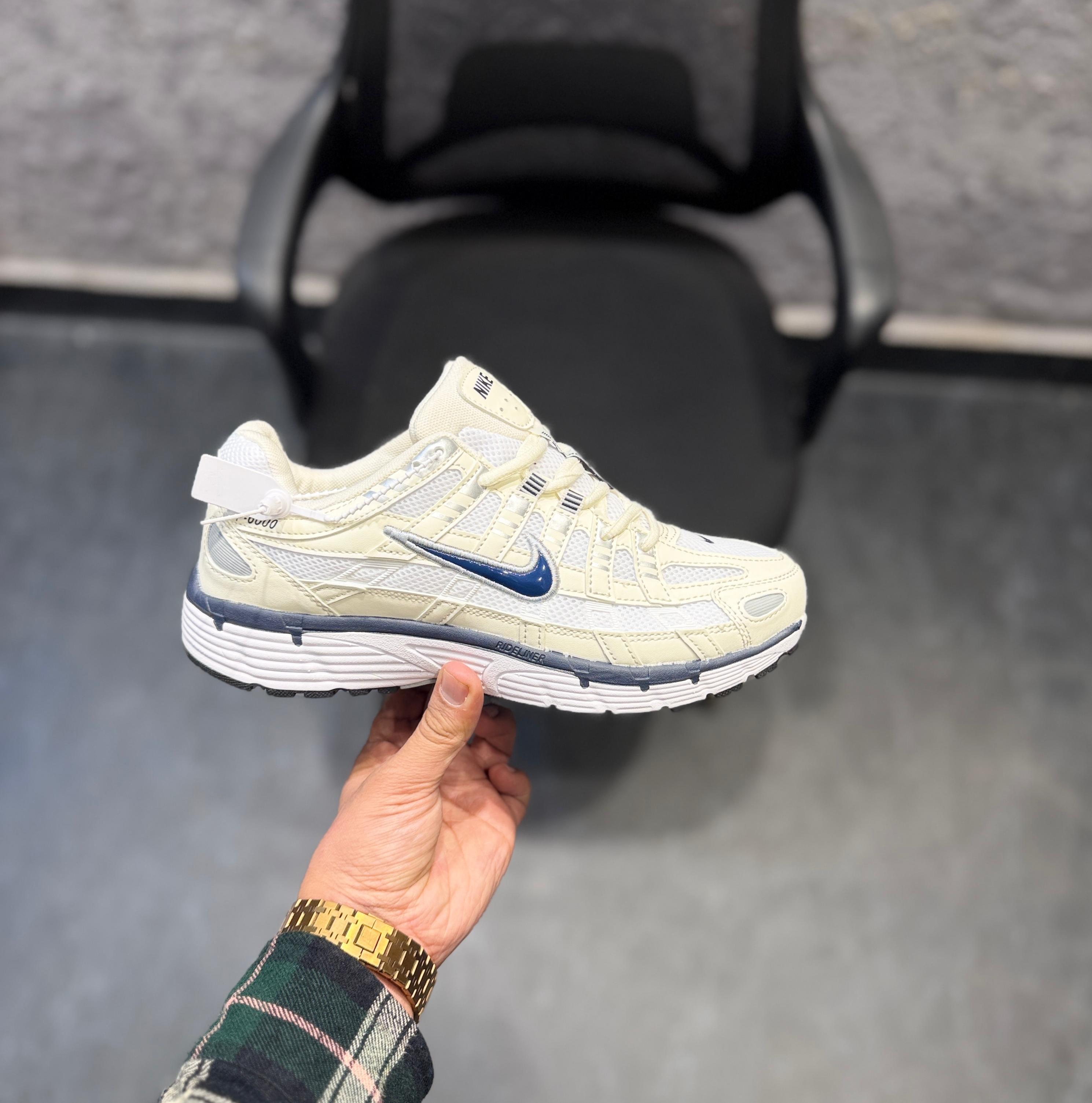NIKE P-6000 METALIC GOLD